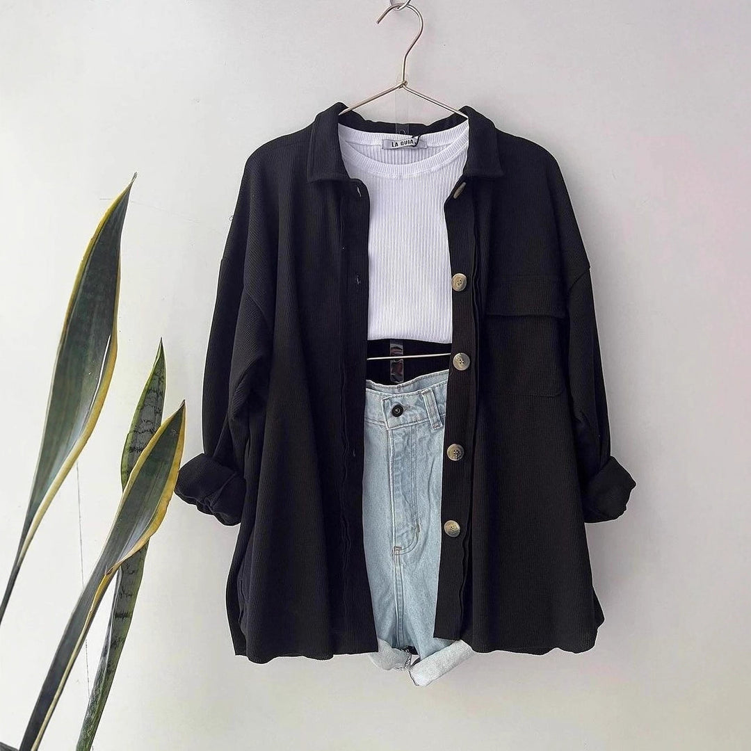 Damen Oversized Cordhemdjacke aus Breitcord mit Brusttasche und Holzknöpfen Nord Taschen
