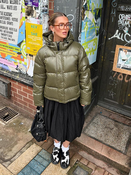 Damen Kurze glänzende Steppjacke mit Kapuze und boxy Silhouette Nord Taschen