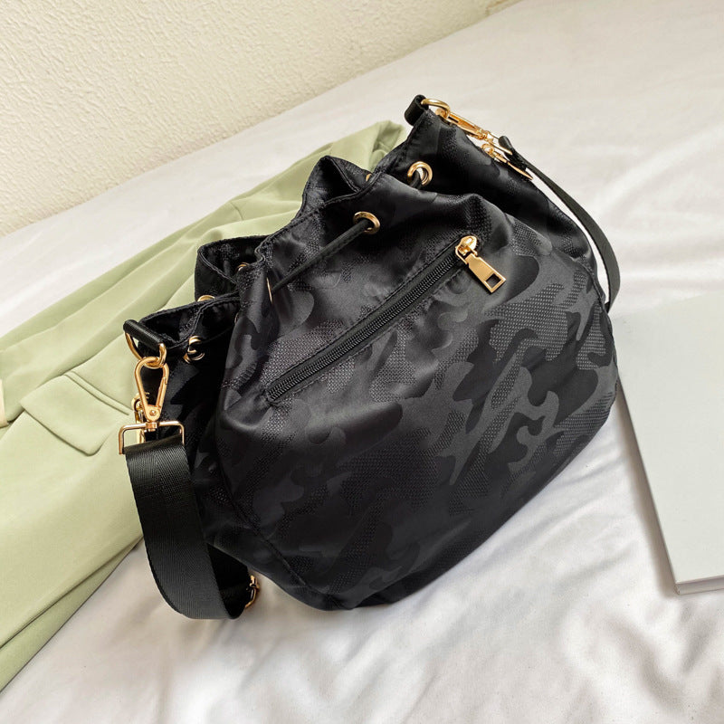 Damen Hobo-Tasche mit elegantem Kordelzug und praktischen Reißverschlussfächern Nord Taschen