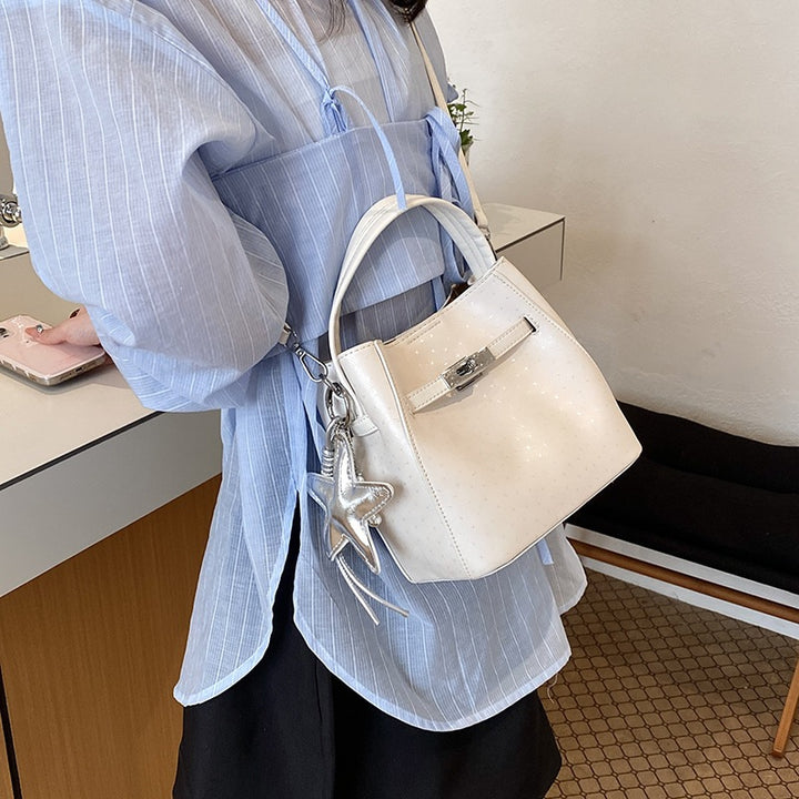 Damen modische Beuteltasche mit starrem Anhänger Nord Taschen
