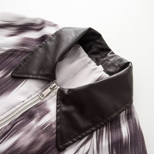 Damen Kurze Bomberjacke im Cropped-Style mit kontrastiertem Kunstlederkragen und abstraktem Print Nord Taschen