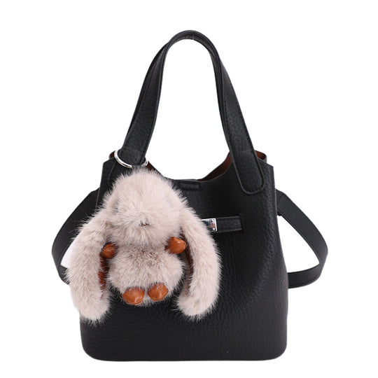 Damen Hobo Tasche aus hochwertigem Kunstleder mit abnehmbarem Plüschanhänger Nord Taschen