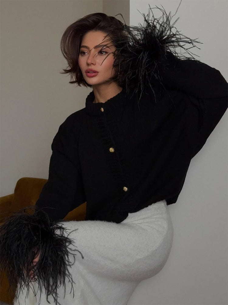 Damen Strickcardigan mit Federbesatz an Ärmelbündchen und goldenen Zierknöpfen Nord Taschen