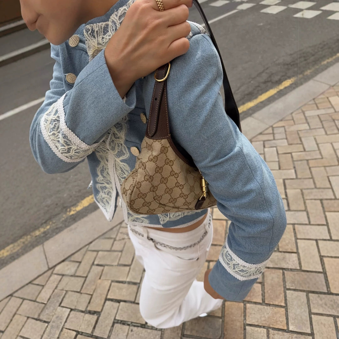 Damen Kurzblazerjacke mit Spitzenbesatz, Mandarinkragen und Zierknöpfen Nord Taschen
