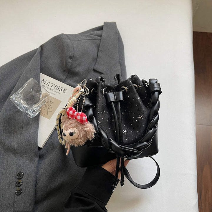 Damen modische Beuteltasche mit geflochtenem Tragegriff und süßem Anhänger Nord Taschen