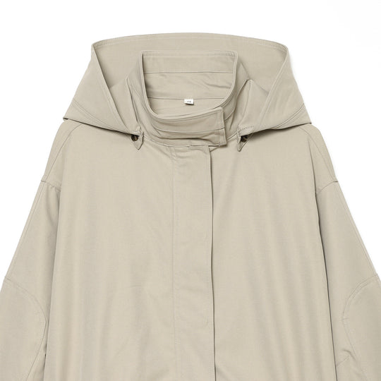 Damen Kurzparka mit hohem Funnelkragen, Tunnelzug‑Taille und verdeckter Knopfleiste Nord Taschen
