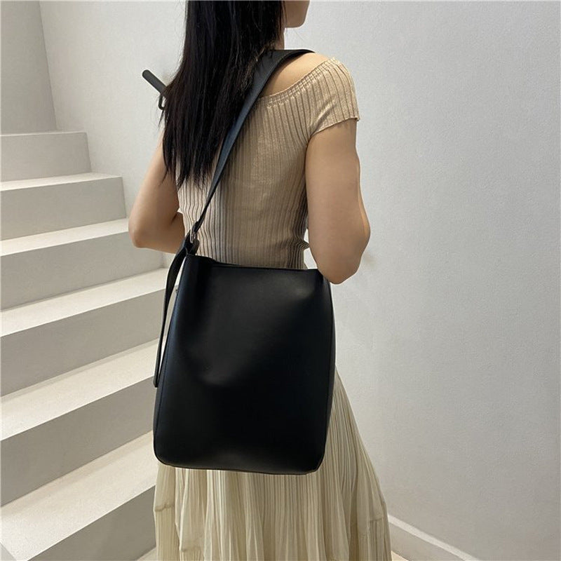 Damen Hobo-Tasche mit minimalistischer Form und luxuriöser Textur Nord Taschen