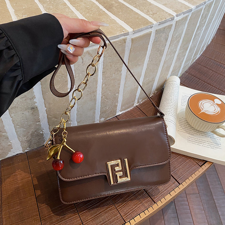 Damen elegante Umhängetasche mit strukturiertem Obermaterial und verspieltem Anhänger Nord Taschen