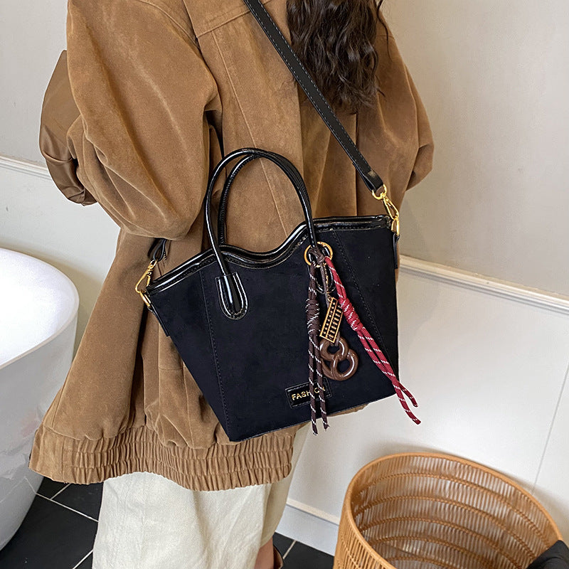 Damen modische Handtasche im eleganten Design mit verspieltem Anhänger Nord Taschen