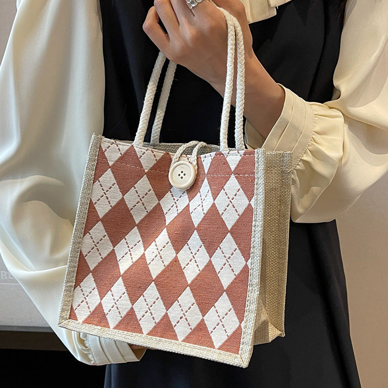Damen Jute Tragetasche mit elegantem Rautenmuster und praktischen Holzknopfverschluss Nord Taschen