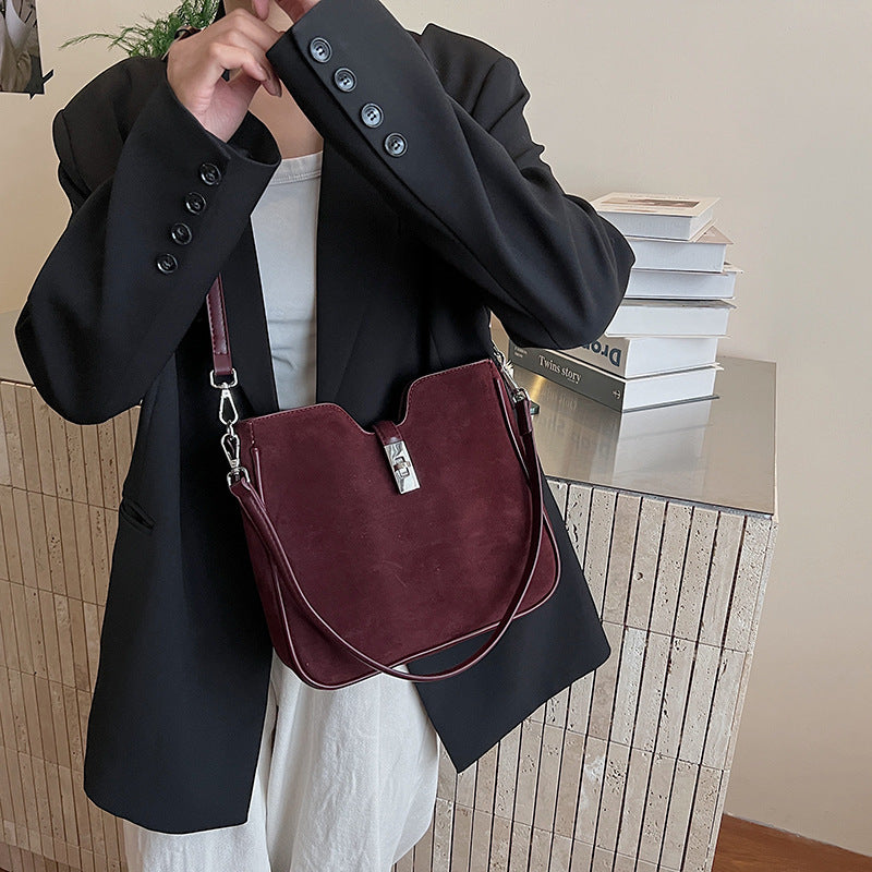 Damen Hobo-Tasche aus weichem Wildleder mit edlem Verschluss Nord Taschen