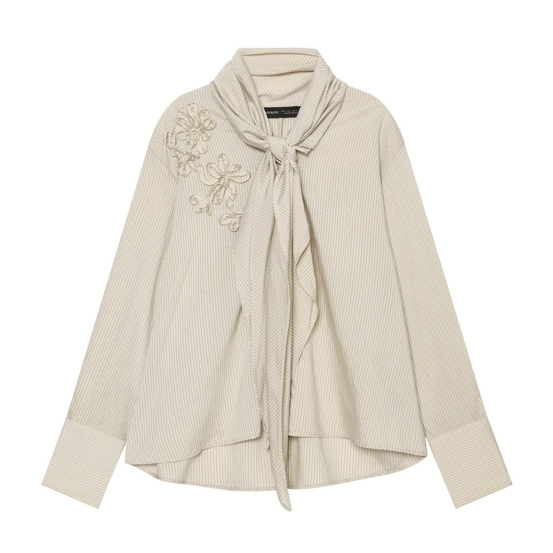 Damen Bluse mit Halstuchkragen, feinem Nadelstreifen und floraler Applikation Nord Taschen