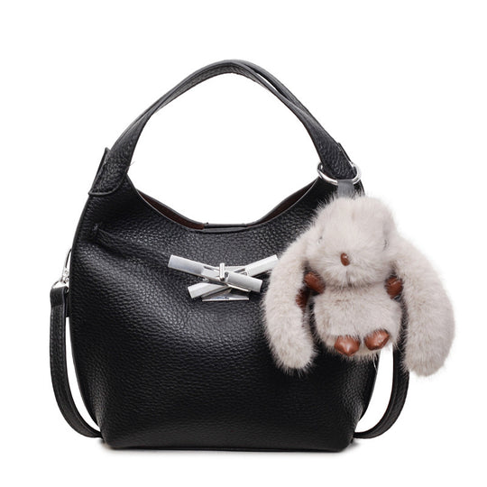 Damen stilvolle Schultertasche mit verspieltem Anhänger Nord Taschen
