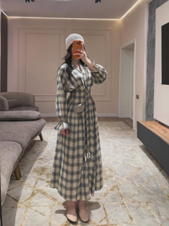 Damen Maxikleid im Karierten Hemdblusenstil mit Taillengürtel und Rüschenmanschetten Nord Taschen