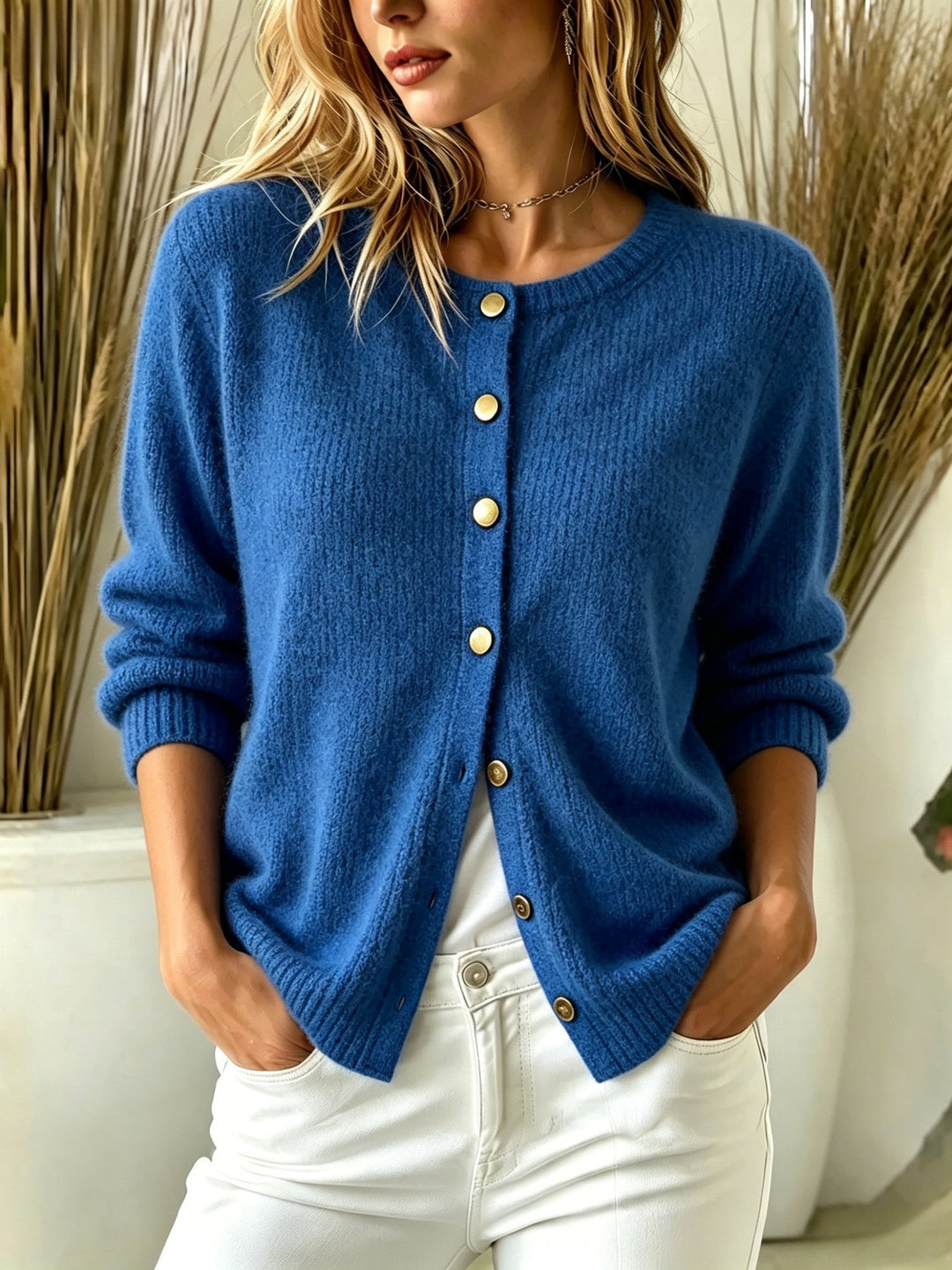 Damen Kuscheliger Strickcardigan mit Rundhalsausschnitt und goldenen Zierknöpfen Nord Taschen