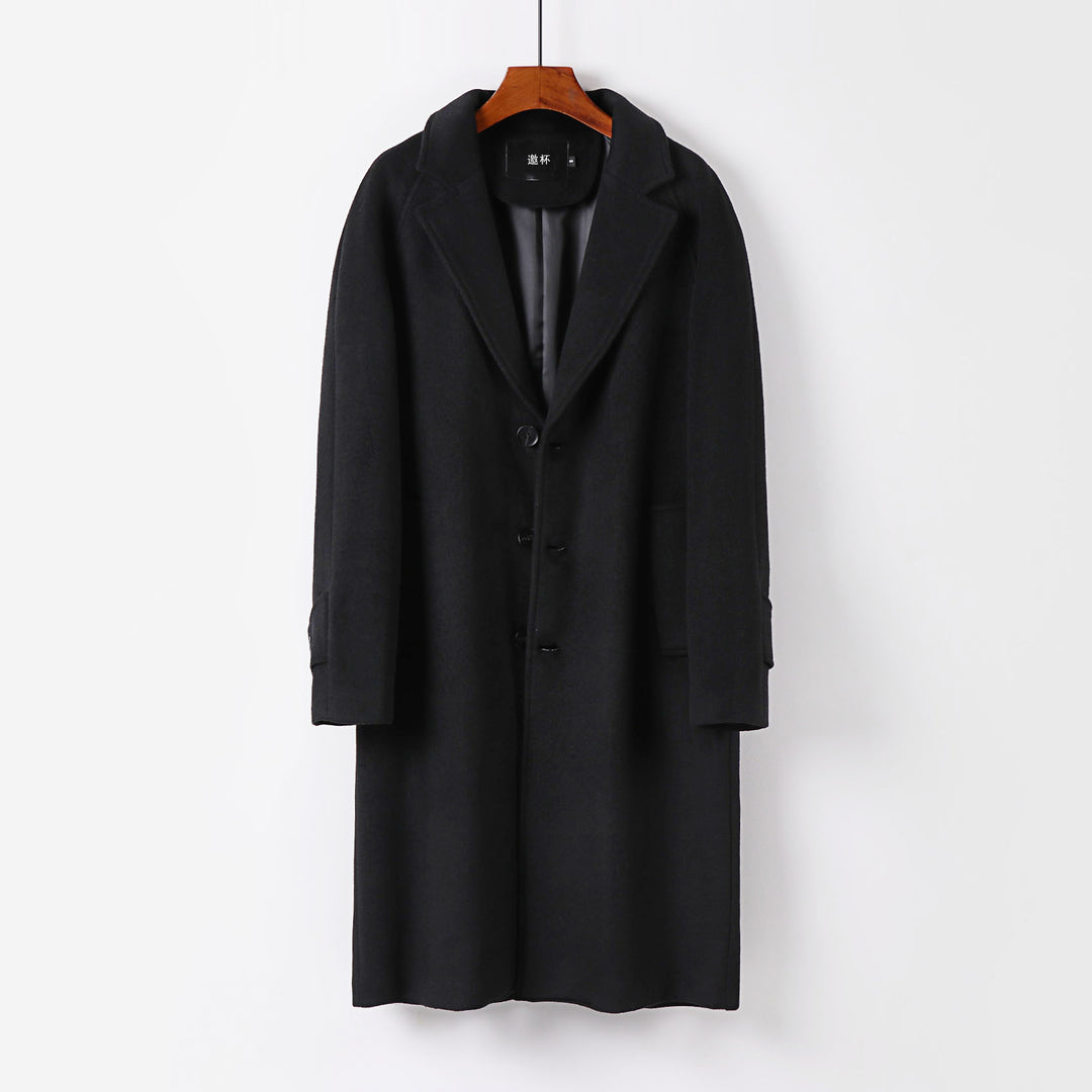 Herren Maxilanger Wollmantel mit cleanem Schnitt, schmalem Revers und innenliegendem Futter Nord Taschen