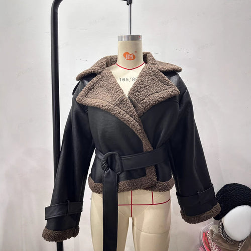 Damen Kurz geschnittene Fliegerjacke aus Lederoptik mit Teddyfutter und Taillengürtel Nord Taschen