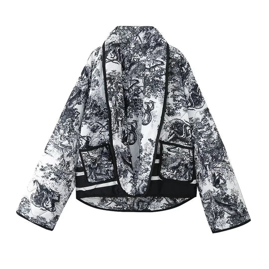 Damen Steppjacke im Kimono‑Stil mit Toile‑de‑Jouy Tierprint, Schalkragen und kontrastierenden aufgesetzten Taschen Nord Taschen