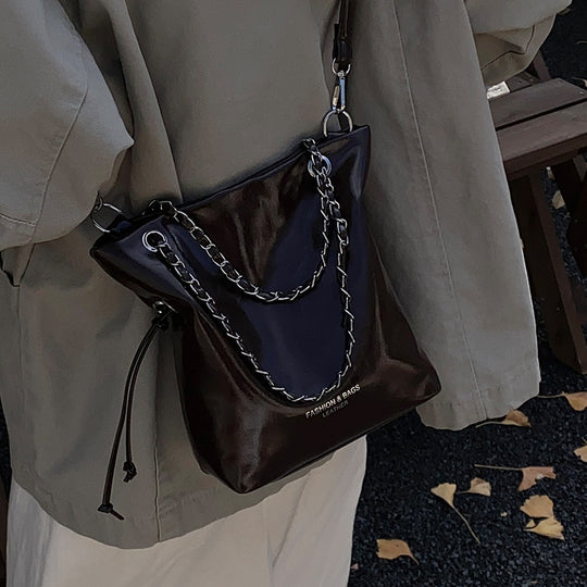 Damen Hobo-Tasche mit elegantem Kettenakzent und modernem Kordelzug Nord Taschen