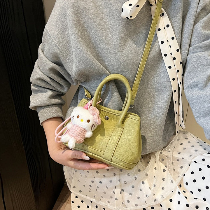 Damen Mini-Handtasche mit verspieltem Plüsch-Anhänger Nord Taschen