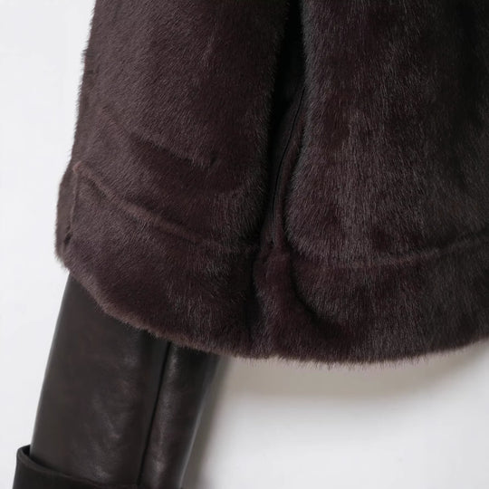 Damen Kurze Lammfelljacke im Vintage-Look mit hohem Stehkragen und aufgesetzten Taschen Nord Taschen