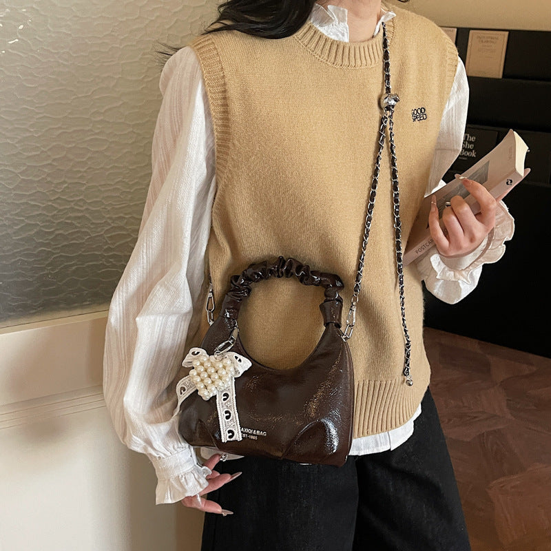 Damen Mini-Handtasche mit voluminösem Rüschendesign und trendy Anhängern Nord Taschen