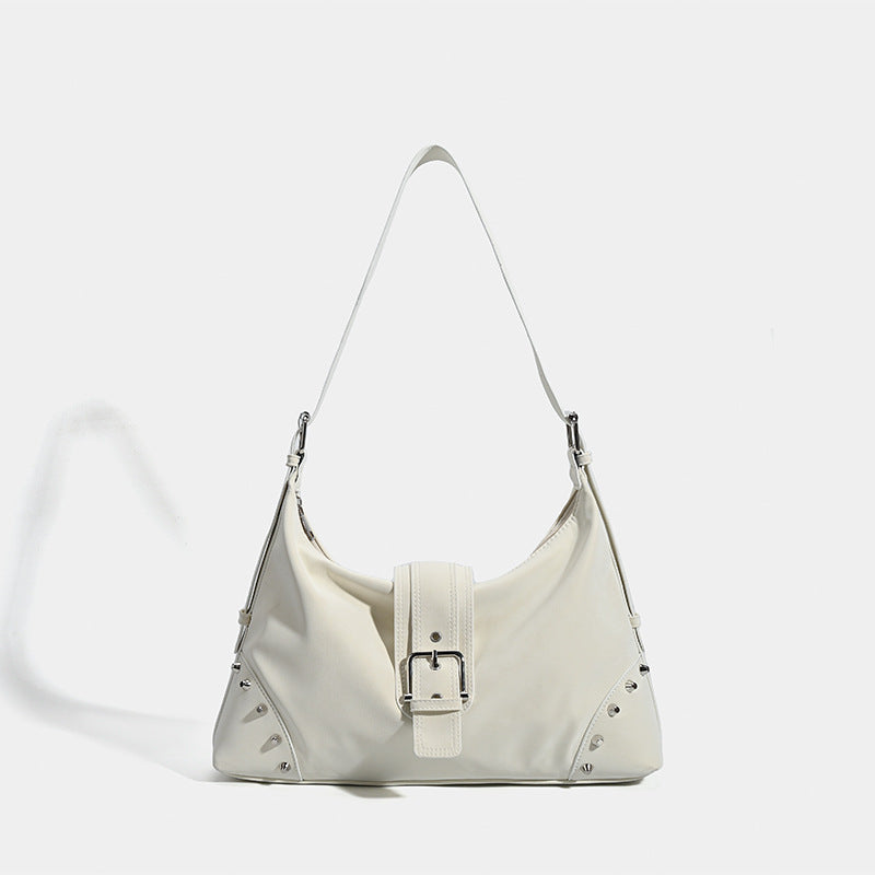 Damen Hobo-Tasche mit glänzendem Material und dekorativen Nieten Nord Taschen