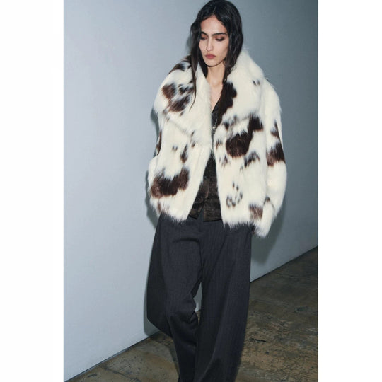 Damen Kurzmantel aus gepunktetem Hochflor-Faux-Fur mit voluminösem Schalkragen Nord Taschen