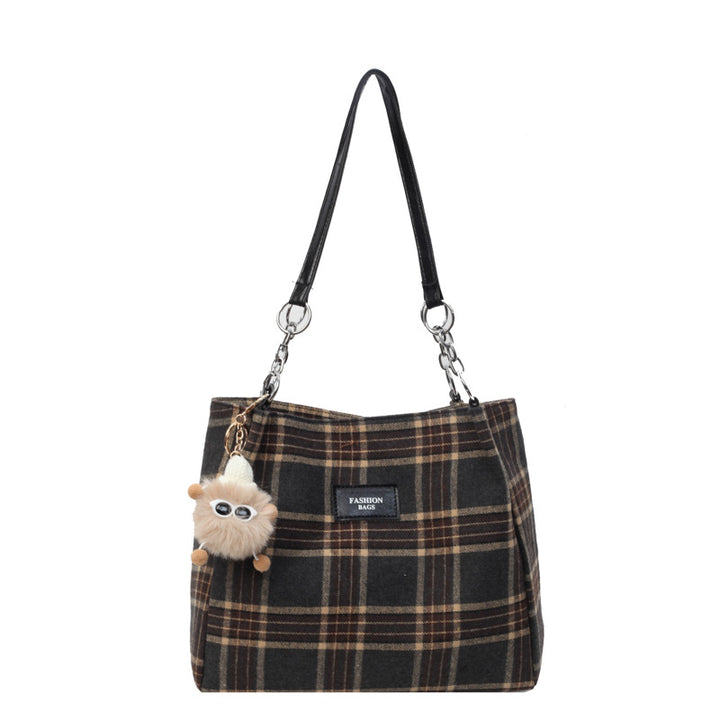 Damen Shopper-Tasche mit kariertem Design und verspieltem Plüschanhänger Nord Taschen