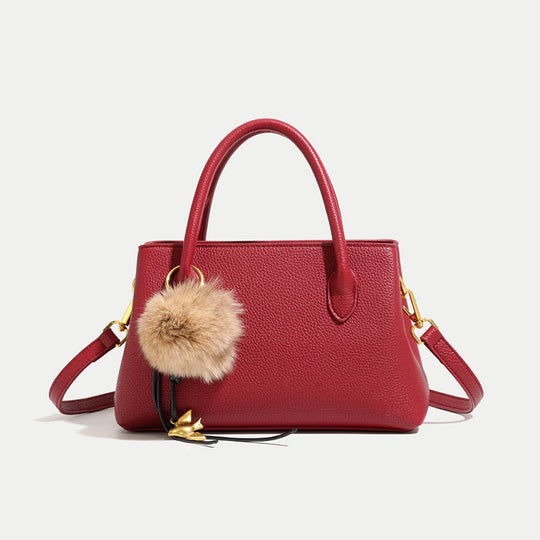 Damen Handtasche aus hochwertigem Kunstleder mit dekorativem Pelzanhänger Nord Taschen