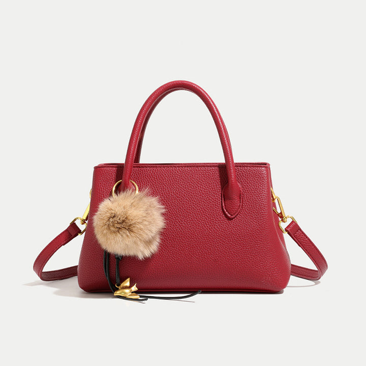 Damen Handtasche aus hochwertigem Kunstleder mit dekorativem Pelzanhänger Nord Taschen