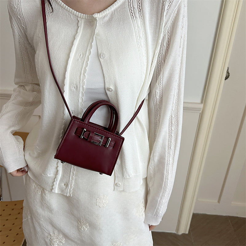 Damen stylische Handtasche mit praktischem Tragegurt und elegantem Verschluss Nord Taschen