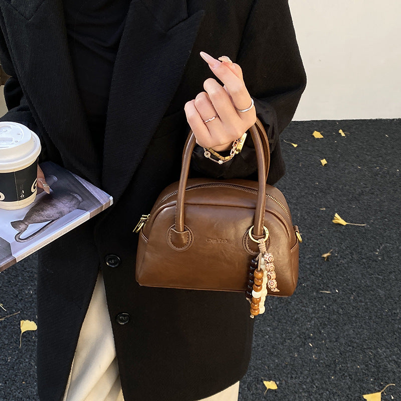 Damen trendige Handtasche mit abnehmbaren Tragegriffen und dekorativem Anhänger Nord Taschen