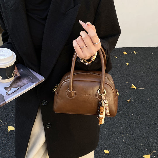 Damen trendige Handtasche mit abnehmbaren Tragegriffen und dekorativem Anhänger Nord Taschen
