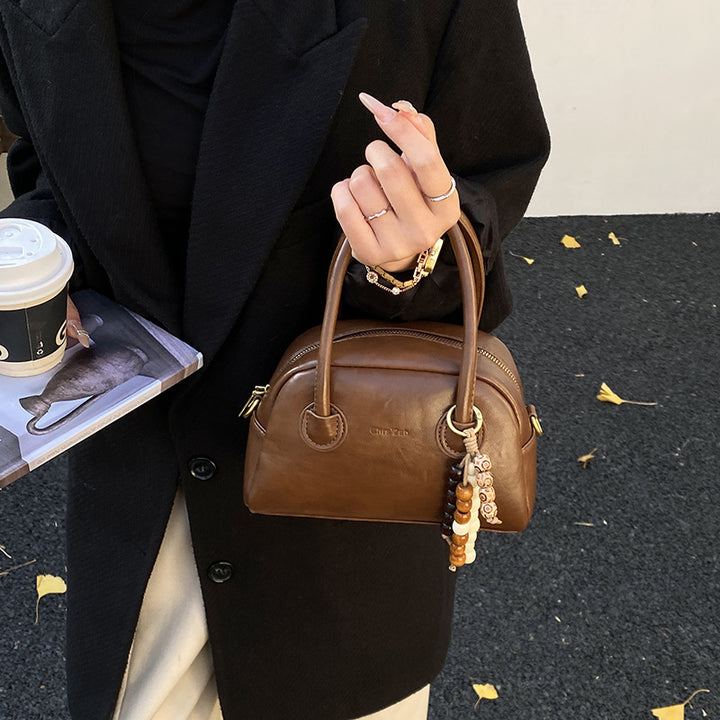 Damen trendige Handtasche mit abnehmbaren Tragegriffen und dekorativem Anhänger Nord Taschen