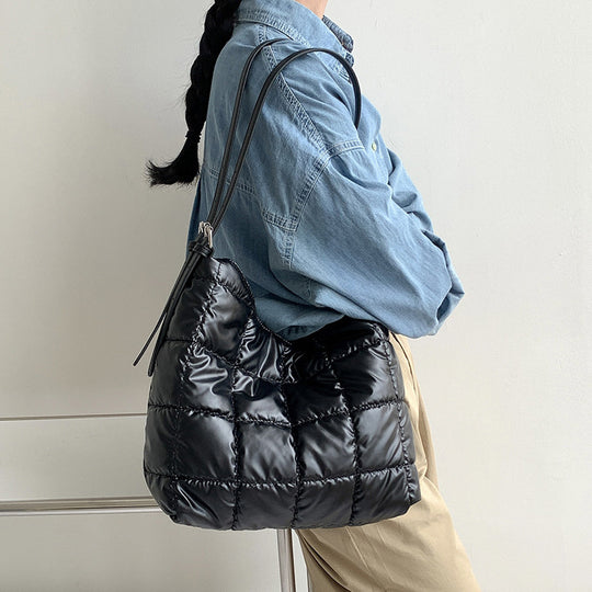 Damen Hobo-Tasche aus glänzendem Kunstleder mit stilvollem Steppmuster Nord Taschen