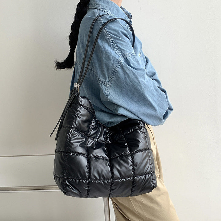 Damen Hobo-Tasche aus glänzendem Kunstleder mit stilvollem Steppmuster Nord Taschen