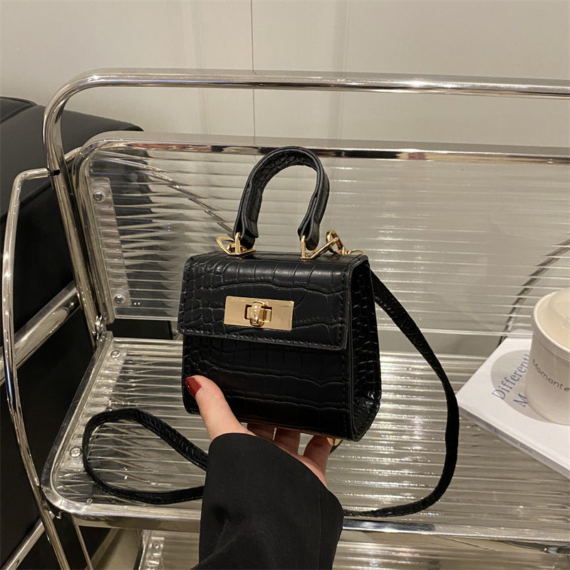 Damen Mini-Tasche mit edler Kroko-Optik und goldenen Akzenten Nord Taschen