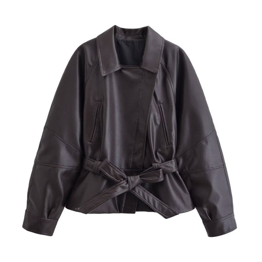 Damen Kurz geschnittene Lederoptik-Jacke mit Taillengürtel und Raglanärmeln Nord Taschen