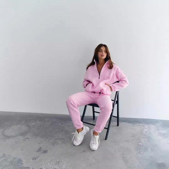 Damen Athleisure-Zweiteiler aus dickem French-Terry mit hohem Stehkragen, halbem Reißverschluss und Tunnelzughose Nord Taschen
