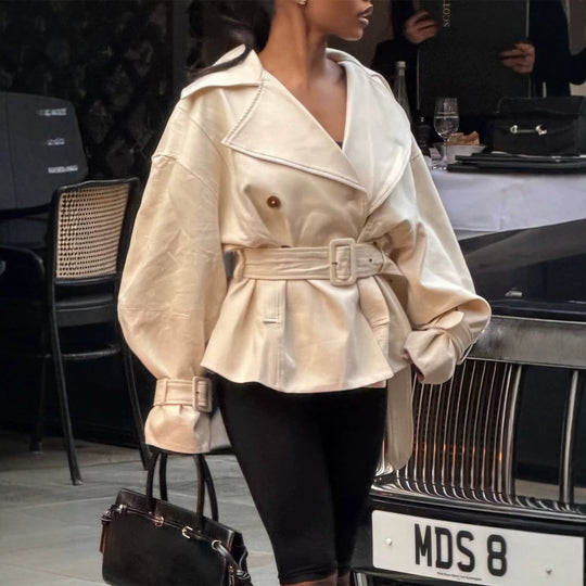 Damen Kurz-Trenchcoat mit tailliertem Gürtel, weitem Revers und kastiger Silhouette Nord Taschen