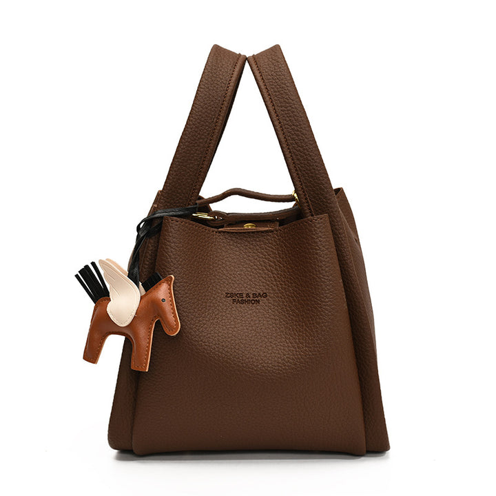 Damen Handtasche mit charmantem Tieranhänger und stilvollem Design Nord Taschen