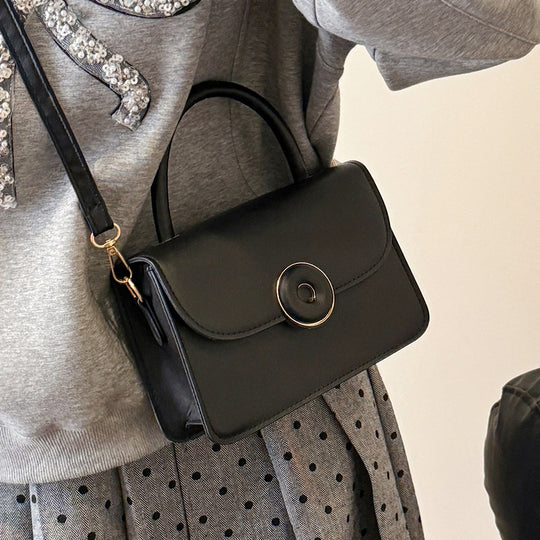 Damen Handtasche mit eleganter Klappenöffnung und praktischem Schulterriemen Nord Taschen