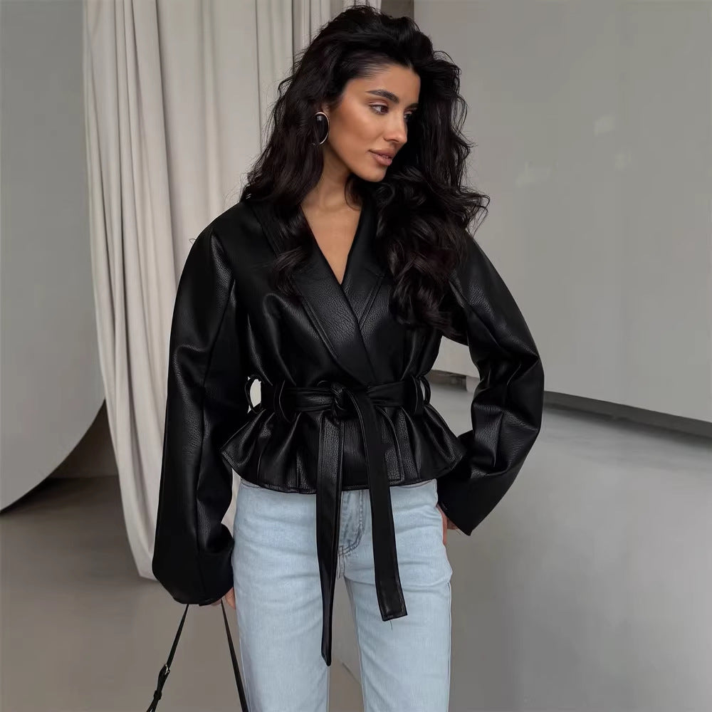 Damen Taillierte Kunstleder-Jacke mit Schößchen, Bindegürtel & Schalkragen Nord Taschen