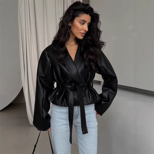 Damen Taillierte Kunstleder-Jacke mit Schößchen, Bindegürtel & Schalkragen Nord Taschen