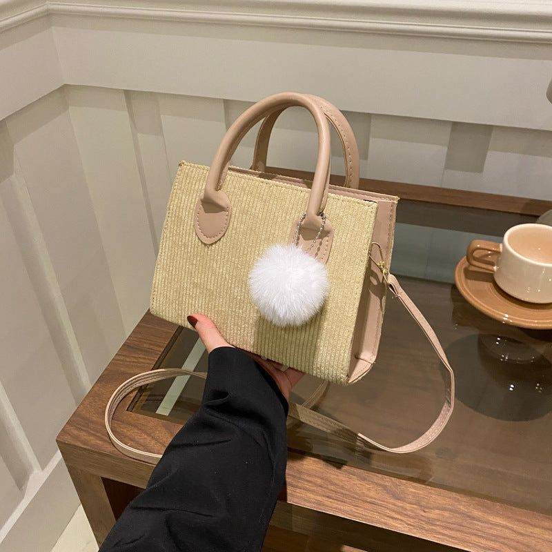 Damen praktische Handtasche mit abnehmbarem Pompon Nord Taschen