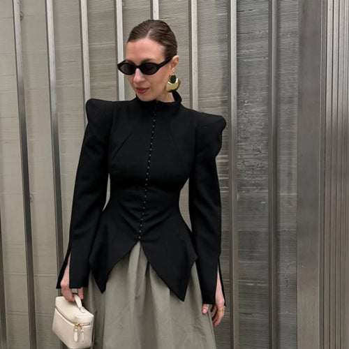 Damen Taillierter Blazer mit skulpturalen Schultern, betonter Taille und spitzem Schößchen Nord Taschen