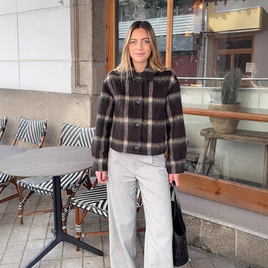 Damen Kurze karierte Bouclé‑Jacke mit kastiger Silhouette und Knopfleiste Nord Taschen