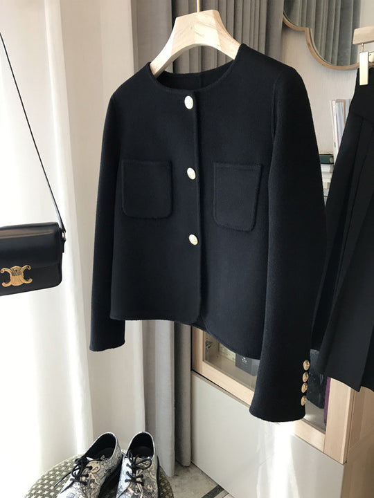 Damen Kurzblazer aus Wollmix mit Rundhalsausschnitt, Pattentaschen und goldenen Zierknöpfen Nord Taschen