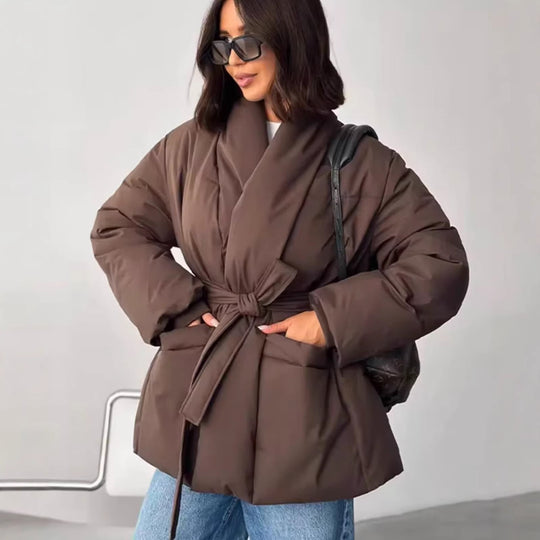 Damen Kurzsteppmantel mit Schalkragen, Taillengürtel und aufgesetzten Taschen Nord Taschen